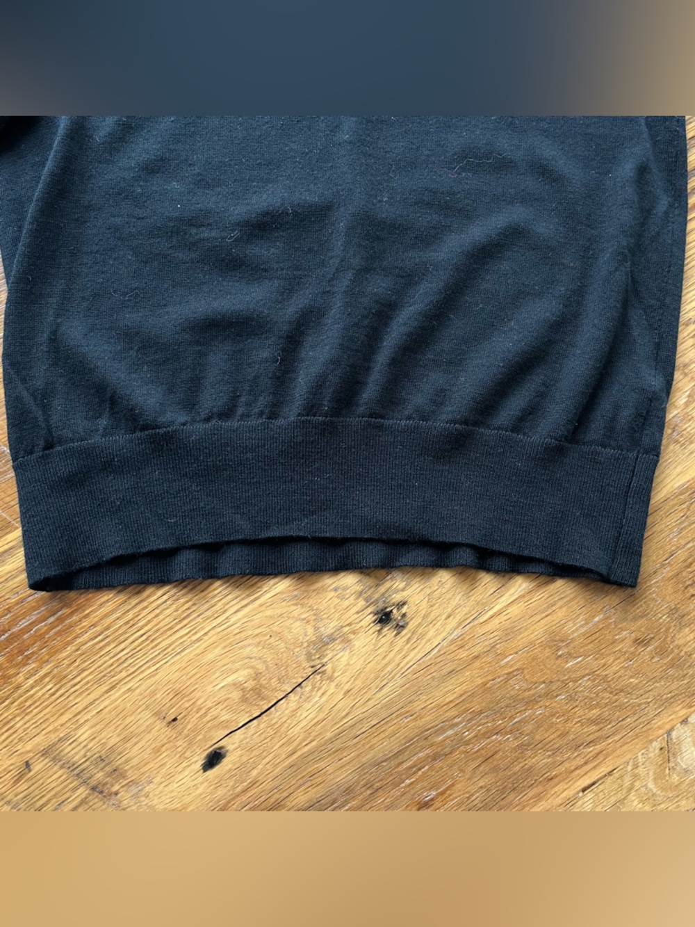 💙 Banana Republic Black V-Neck Sweater - Fine Gauge Merino Wool - Minimalist - Picture 6 of 7